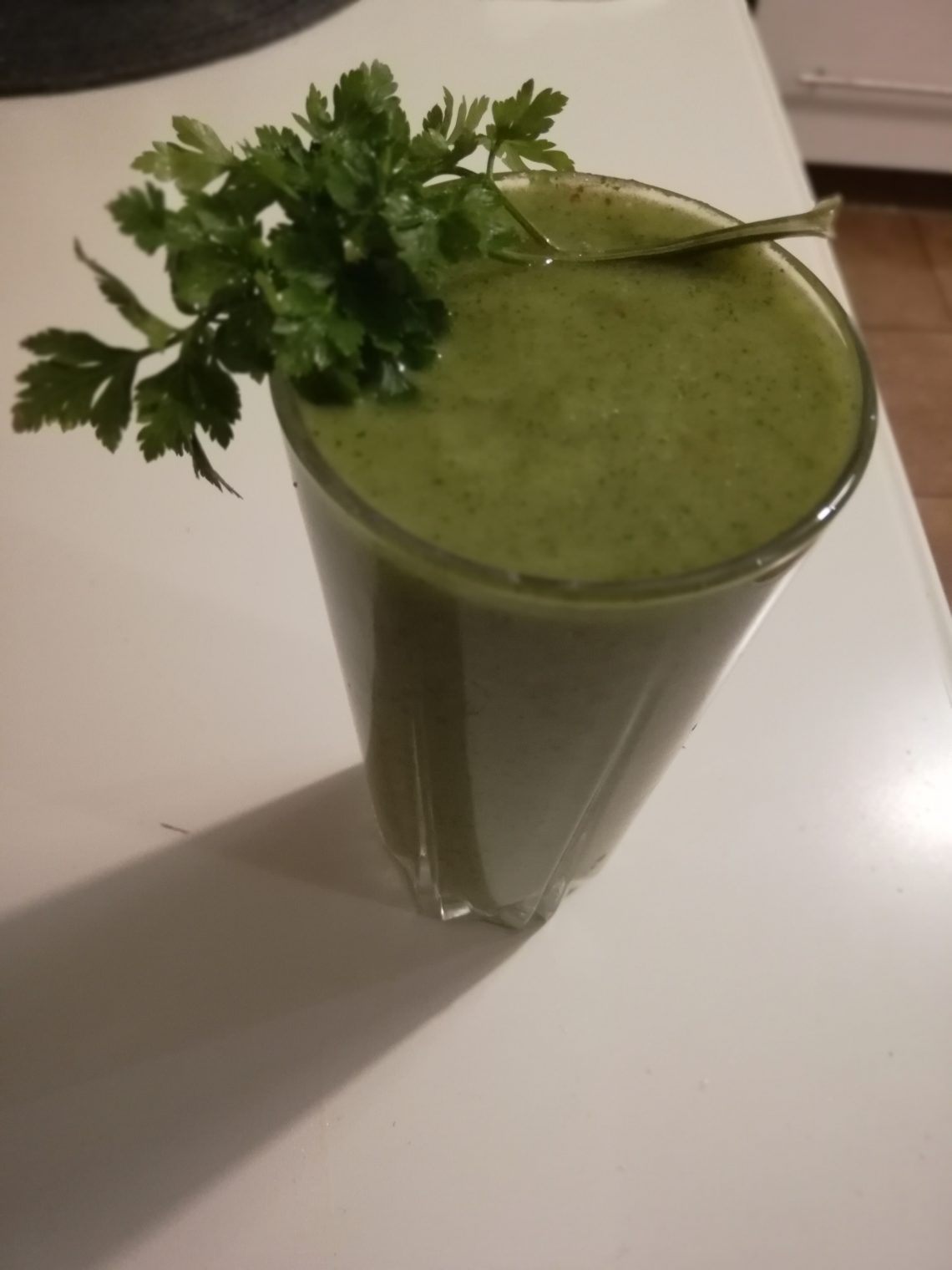KOKTAJL Z POMARAŃCZY, BANANA, JABŁKA PIETRUSZKI + KORZEŃ Bomba witaminowa, czyli sok ze szpinaku i owoców. Stawia na
