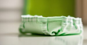 Zielona kupa u noworodka: Co to znaczy i kiedy się martwić?