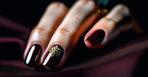 Paznokcie do czarnej sukienki: najmodniejsze kolory i stylizacje